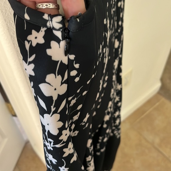 Short, pleated, form fitted at top, flared at the bottom. - Picture 4 of 6